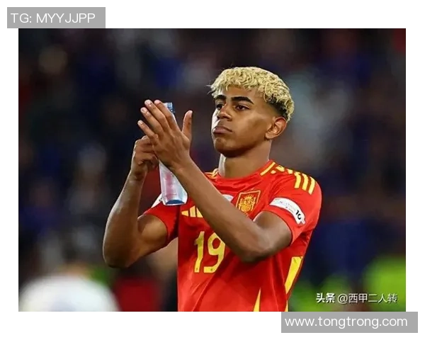 足球明星颜值爆表帅气十足引发球迷热议与追捧